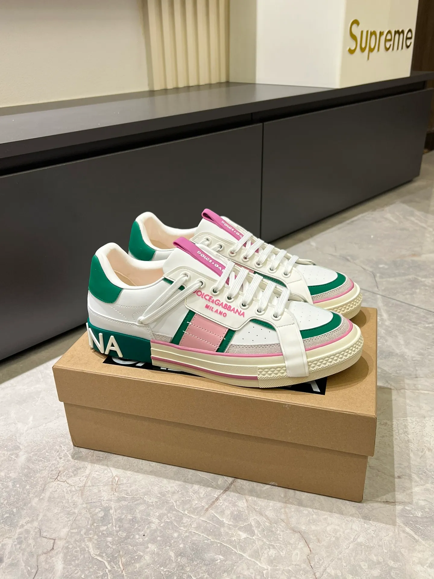 p480 Original order Couple model DG's new Custom 2.Zero sneakers combine the characteristic elements of the brand's two classic series, combining the simple and elegant silhouette of Portofino with the urban and capable attitude of Miami. Calfskin upper with contrasting details, micro-injection rubber logo on the side, laminated Dauphine leather heel, sheepskin lining, original outsole Size: Women's 35-40 (34, 41 can be ordered), Men's 38-44 (45, 46 can be customized)